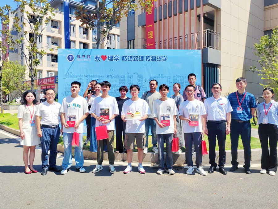 当生日遇上报到日 球赛下注平台暖心为2024级新生庆生_fororder_图片3